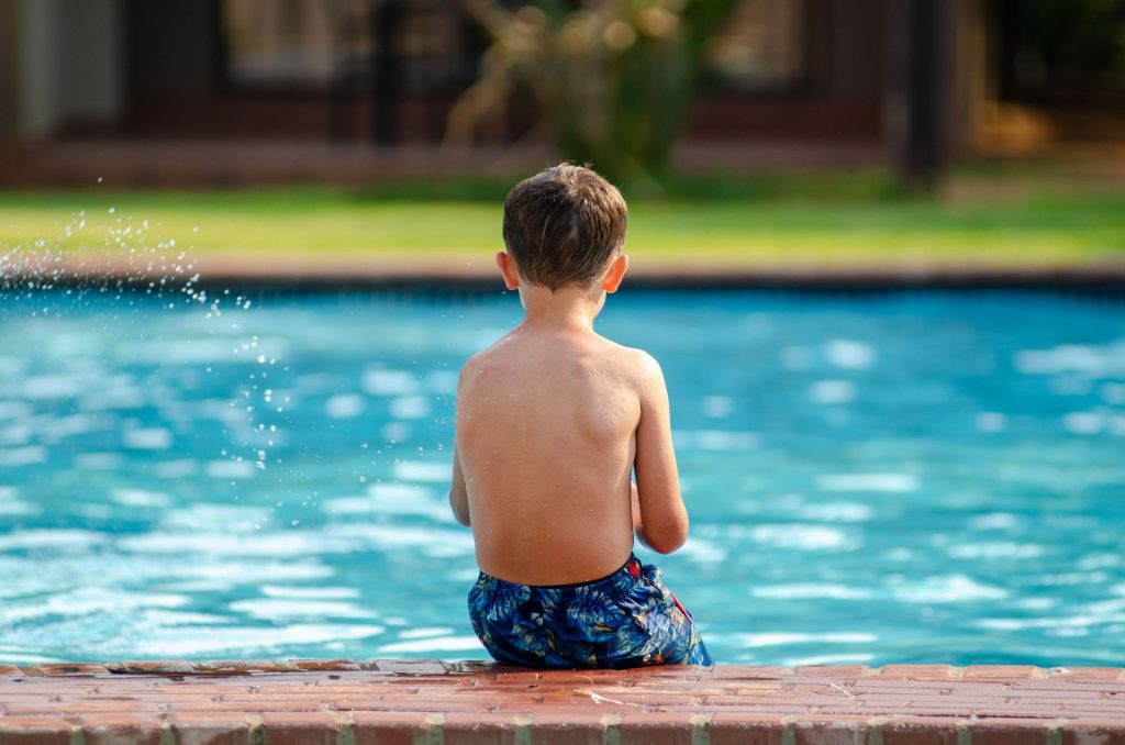 Outdoor environment surrounding a swimming pool